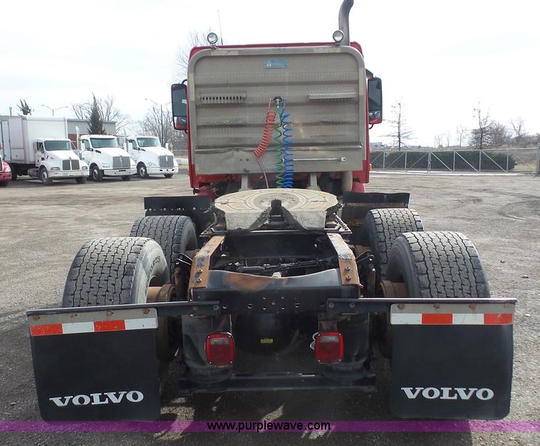 image for item J4664 2007 Volvo VNM 64T200 semi truck