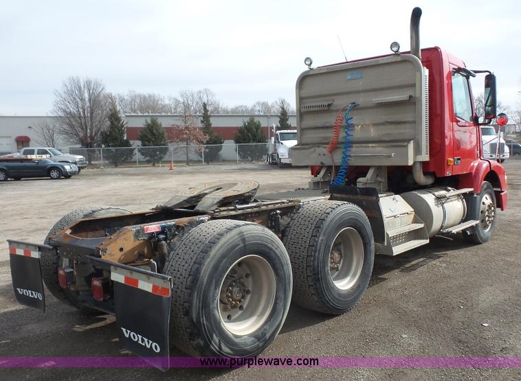 image for item J4664 2007 Volvo VNM 64T200 semi truck