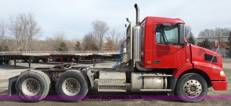 image for item J4664 2007 Volvo VNM 64T200 semi truck