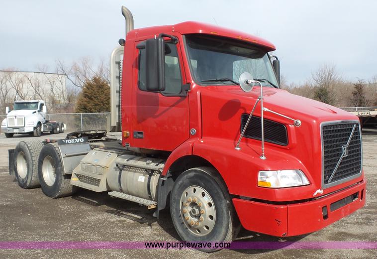 image for item J4664 2007 Volvo VNM 64T200 semi truck