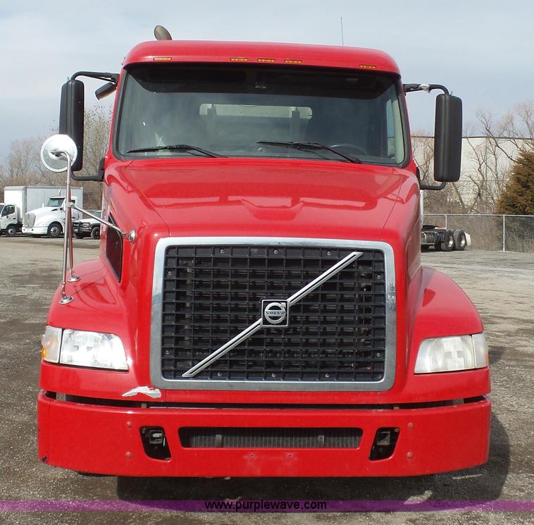 image for item J4664 2007 Volvo VNM 64T200 semi truck