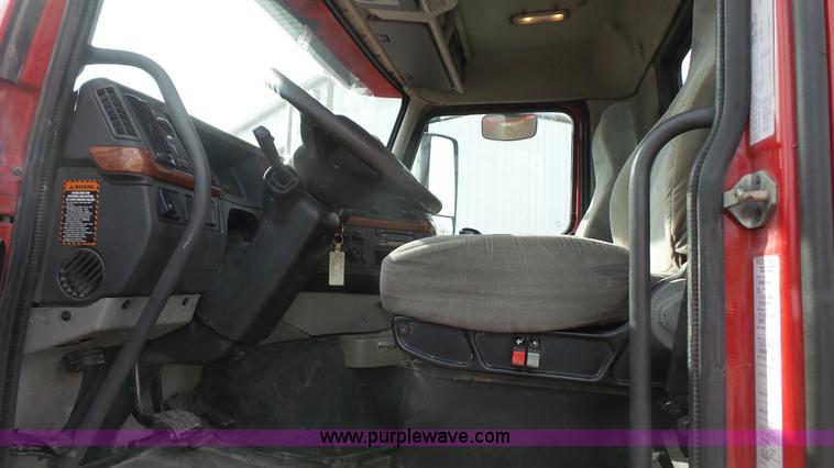image for item J4664 2007 Volvo VNM 64T200 semi truck