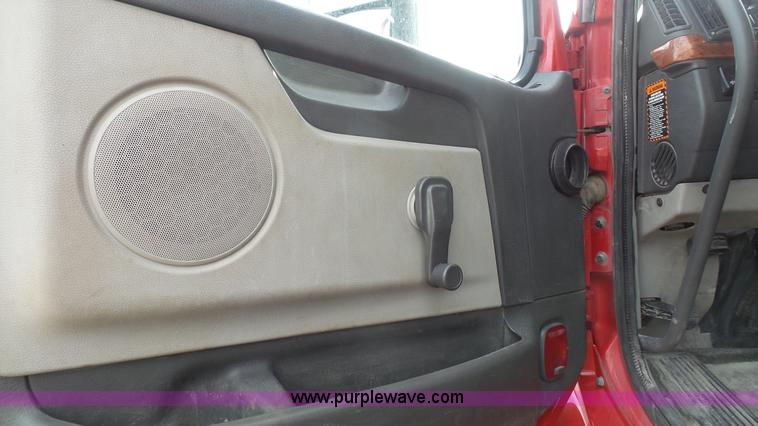 image for item J4664 2007 Volvo VNM 64T200 semi truck