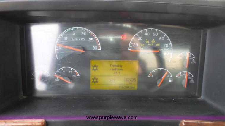 image for item J4664 2007 Volvo VNM 64T200 semi truck