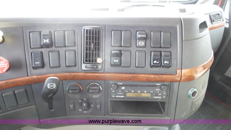 image for item J4664 2007 Volvo VNM 64T200 semi truck