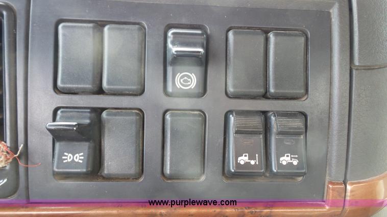 image for item J4664 2007 Volvo VNM 64T200 semi truck