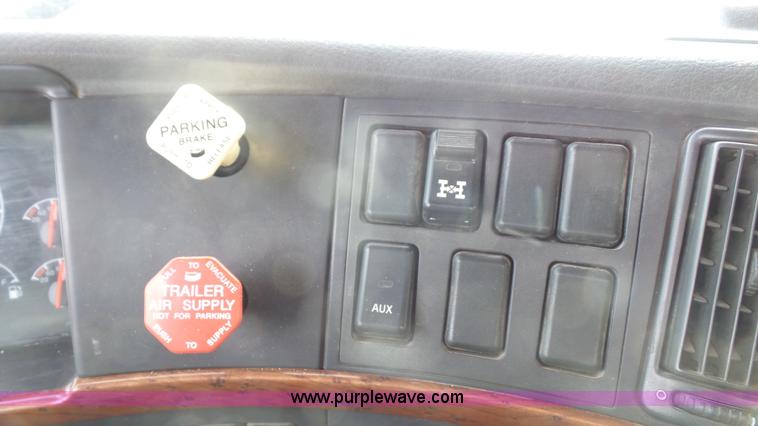 image for item J4664 2007 Volvo VNM 64T200 semi truck