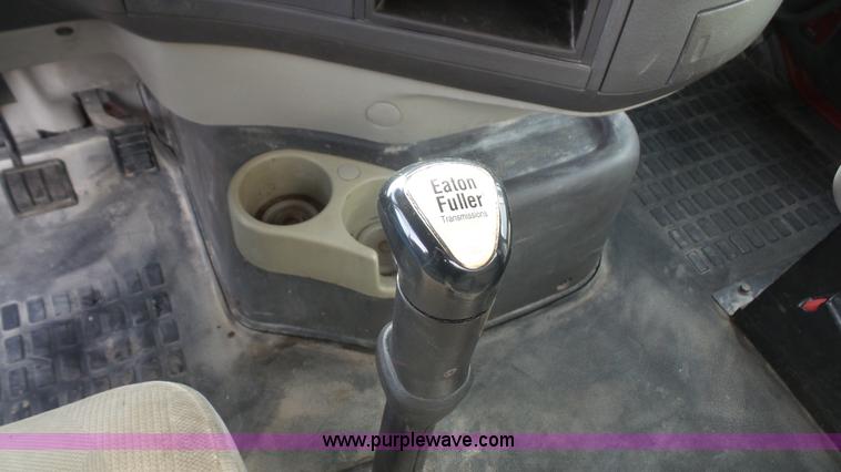 image for item J4664 2007 Volvo VNM 64T200 semi truck