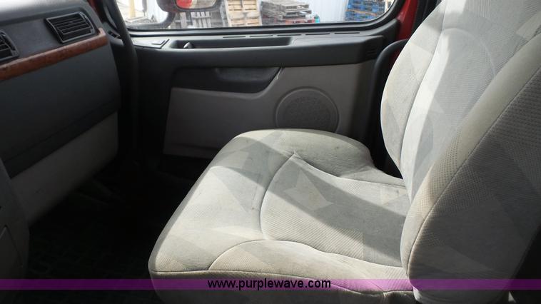 image for item J4664 2007 Volvo VNM 64T200 semi truck