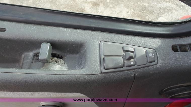 image for item J4664 2007 Volvo VNM 64T200 semi truck