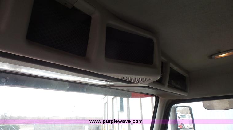 image for item J4664 2007 Volvo VNM 64T200 semi truck