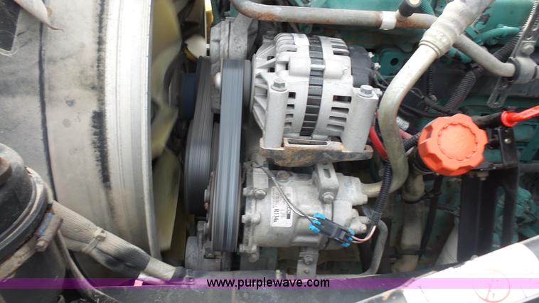 image for item J4664 2007 Volvo VNM 64T200 semi truck