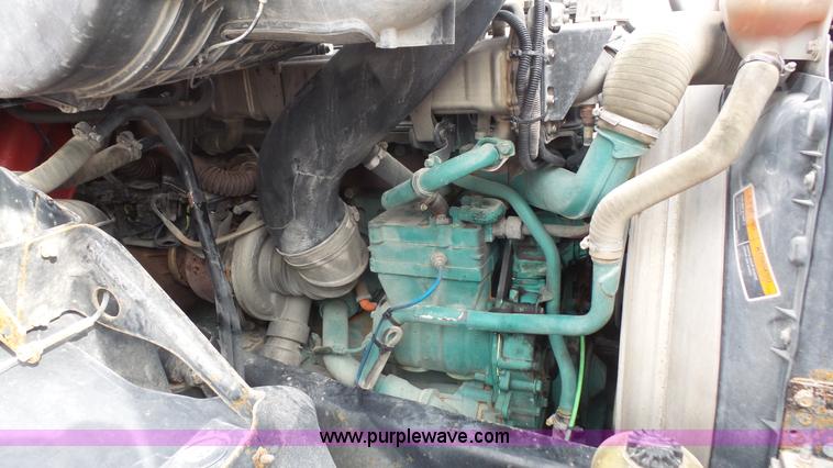 image for item J4664 2007 Volvo VNM 64T200 semi truck