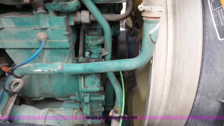 image for item J4664 2007 Volvo VNM 64T200 semi truck