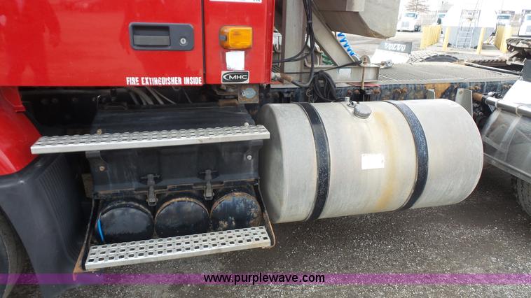 image for item J4664 2007 Volvo VNM 64T200 semi truck