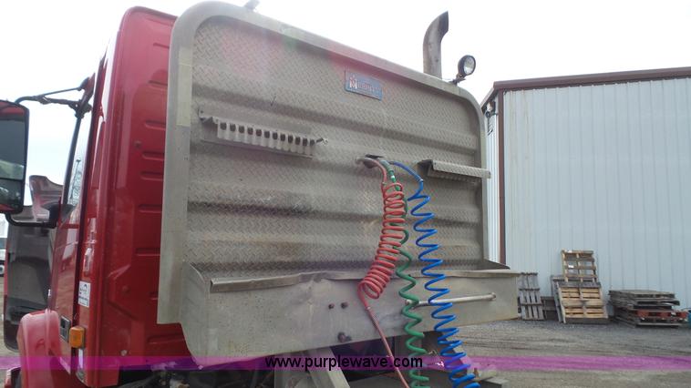 image for item J4664 2007 Volvo VNM 64T200 semi truck