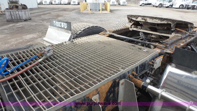 image for item J4664 2007 Volvo VNM 64T200 semi truck