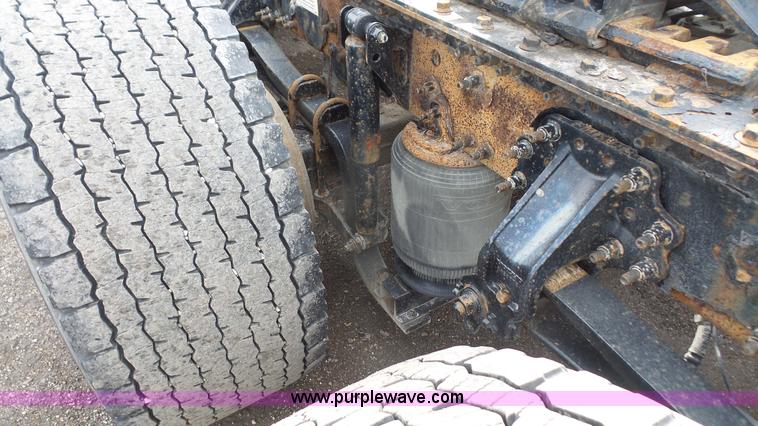 image for item J4664 2007 Volvo VNM 64T200 semi truck