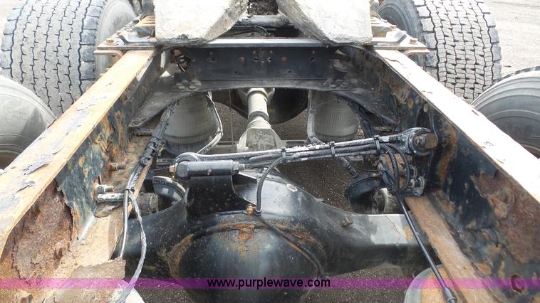 image for item J4664 2007 Volvo VNM 64T200 semi truck