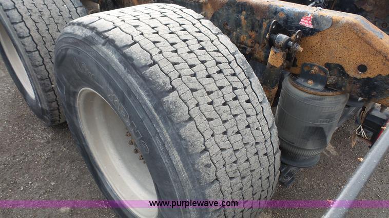 image for item J4664 2007 Volvo VNM 64T200 semi truck