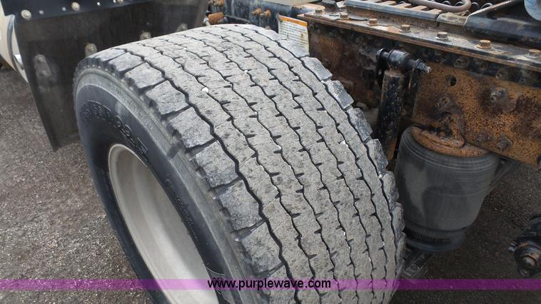 image for item J4664 2007 Volvo VNM 64T200 semi truck