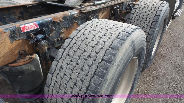 image for item J4664 2007 Volvo VNM 64T200 semi truck