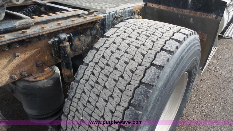 image for item J4664 2007 Volvo VNM 64T200 semi truck