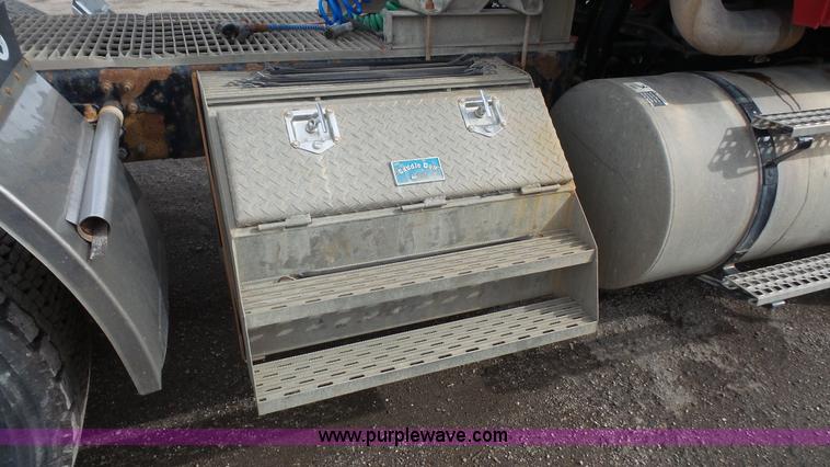 image for item J4664 2007 Volvo VNM 64T200 semi truck