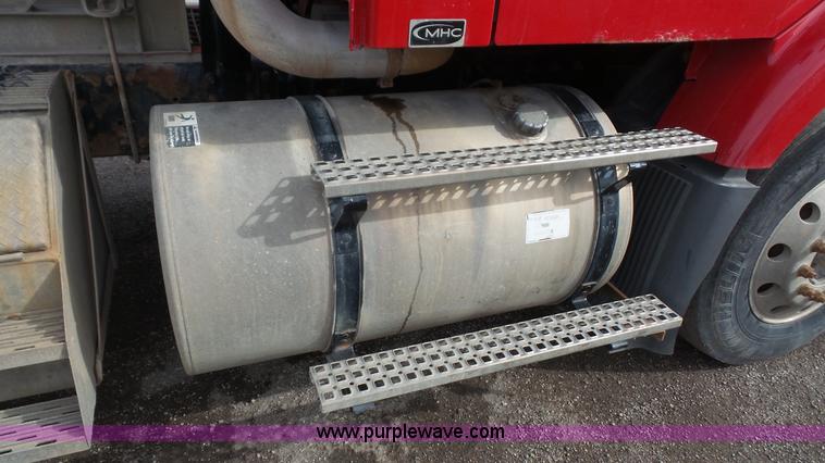 image for item J4664 2007 Volvo VNM 64T200 semi truck