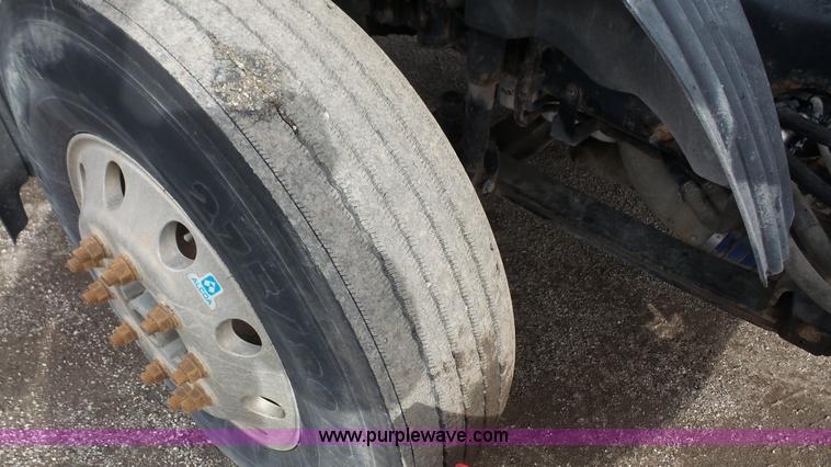 image for item J4664 2007 Volvo VNM 64T200 semi truck