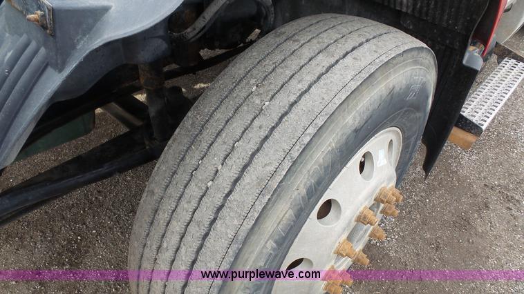 image for item J4664 2007 Volvo VNM 64T200 semi truck