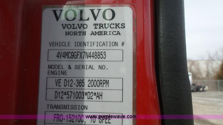 image for item J4664 2007 Volvo VNM 64T200 semi truck