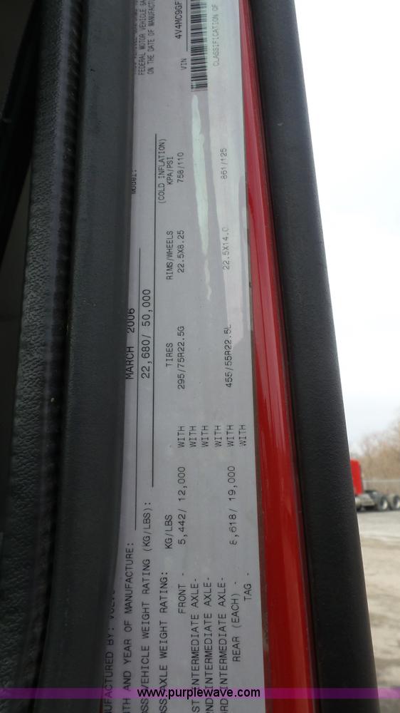 image for item J4664 2007 Volvo VNM 64T200 semi truck