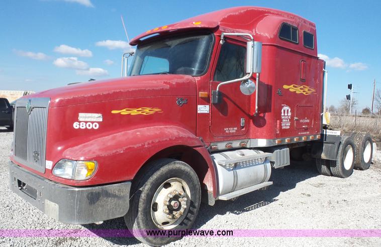 image for item J4703 2001 International Eagle 9400i semi truck