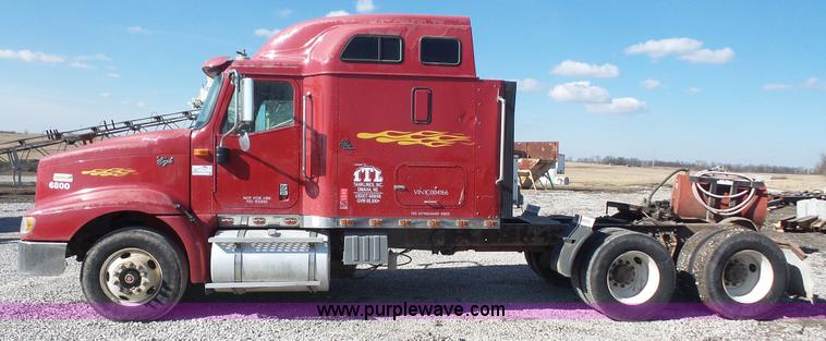 image for item J4703 2001 International Eagle 9400i semi truck