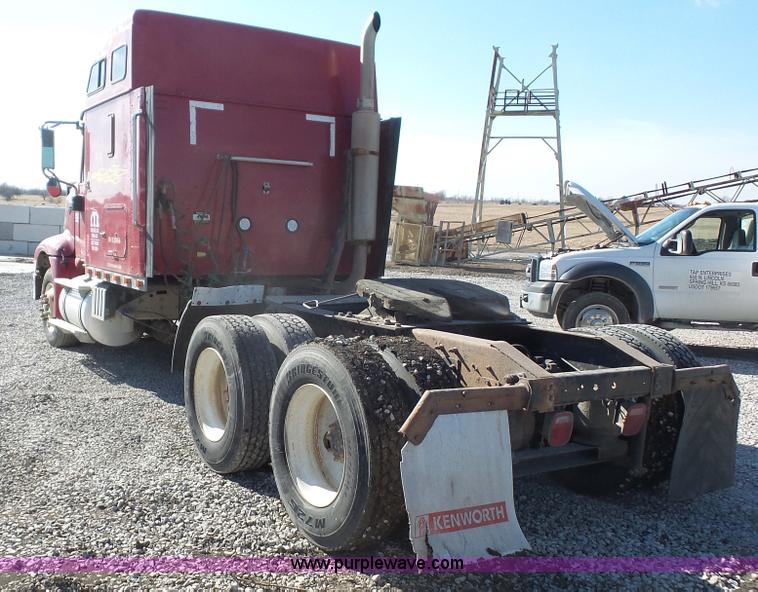 image for item J4703 2001 International Eagle 9400i semi truck