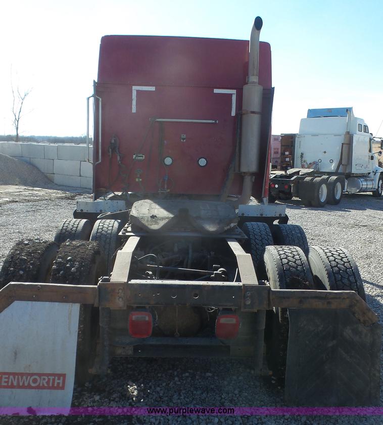 image for item J4703 2001 International Eagle 9400i semi truck