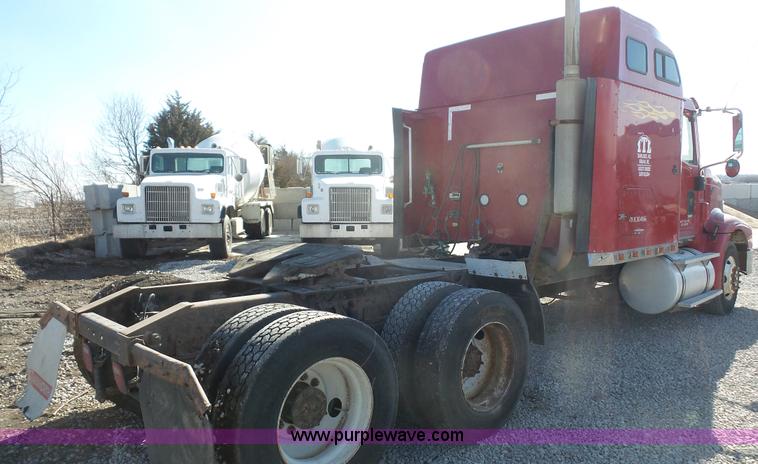 image for item J4703 2001 International Eagle 9400i semi truck