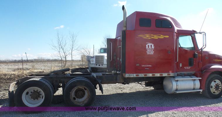 image for item J4703 2001 International Eagle 9400i semi truck