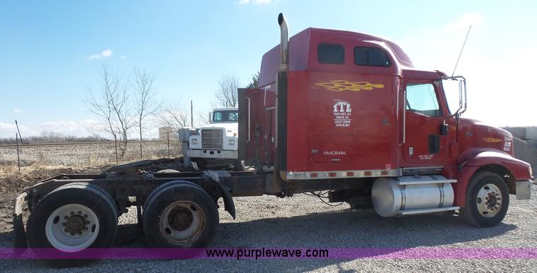 image for item J4703 2001 International Eagle 9400i semi truck