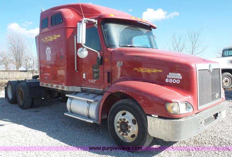 image for item J4703 2001 International Eagle 9400i semi truck