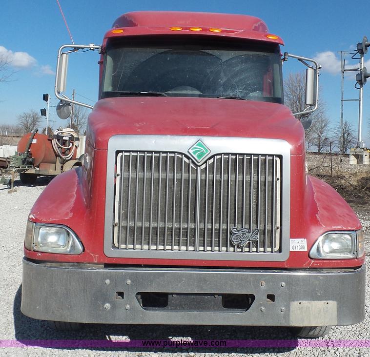 image for item J4703 2001 International Eagle 9400i semi truck