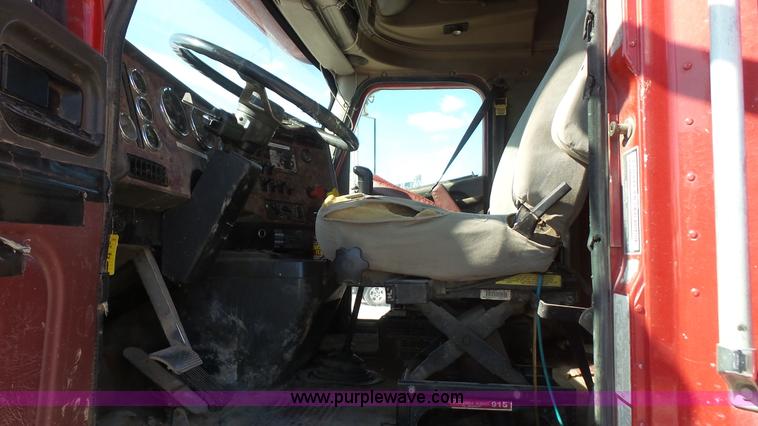 image for item J4703 2001 International Eagle 9400i semi truck