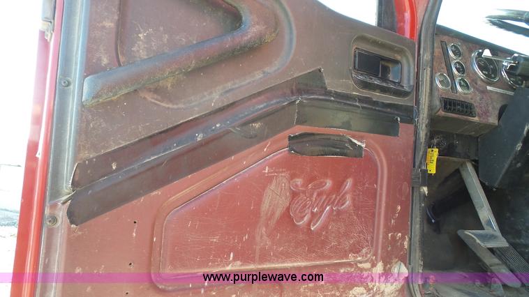 image for item J4703 2001 International Eagle 9400i semi truck