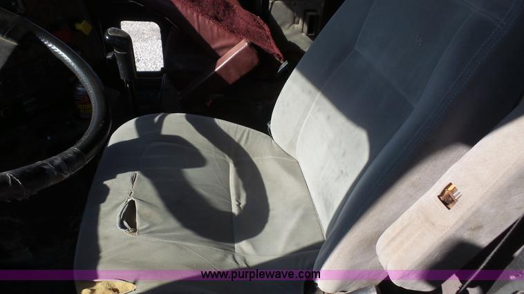 image for item J4703 2001 International Eagle 9400i semi truck