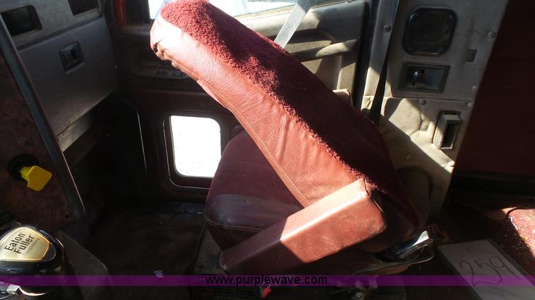 image for item J4703 2001 International Eagle 9400i semi truck