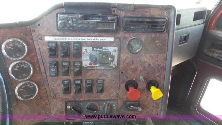 image for item J4703 2001 International Eagle 9400i semi truck