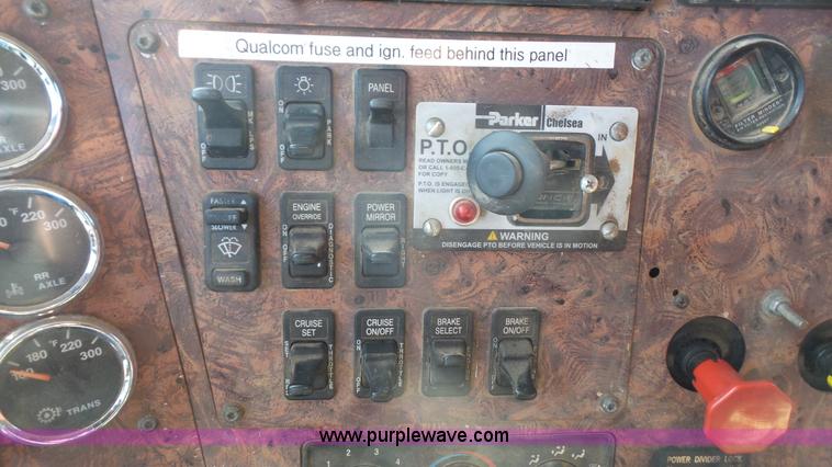 image for item J4703 2001 International Eagle 9400i semi truck