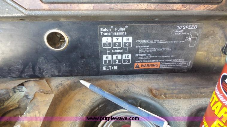 image for item J4703 2001 International Eagle 9400i semi truck