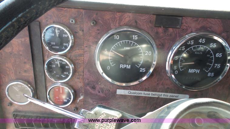 image for item J4703 2001 International Eagle 9400i semi truck